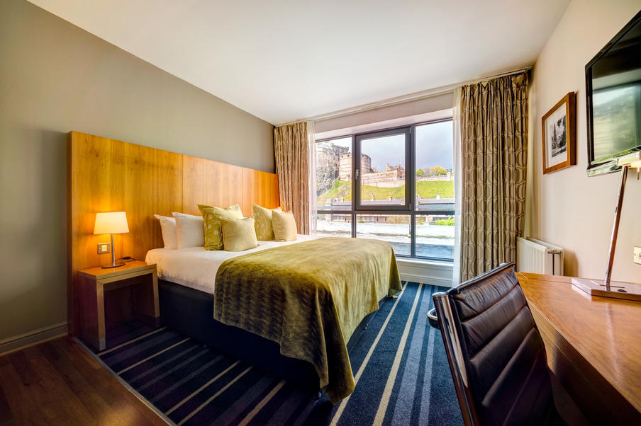 Enjoy stunning views over Edinburgh's Old Town, along with comfortable surroundings, free Wi-Fi, tea/coffee making facilities and mineral water in your bedroom. 