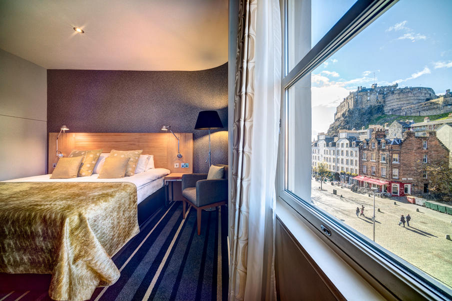 Double bedroom overlooking Edinburgh Castle