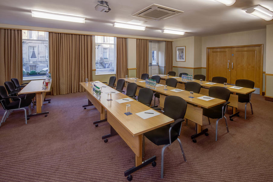 Daylight, air-conditioned meeting rooms