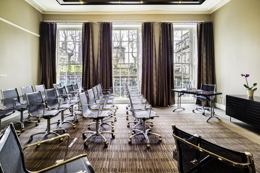 Georgian features make this impressive room perfect for board meetings or theatre-style presentations.