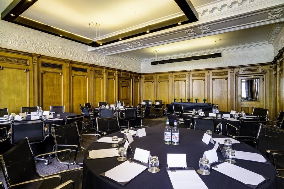 This space is formal and flexible, perfect for high-end presentations and meetings, but also lends itself perfectly for high end dining in a historic setting.