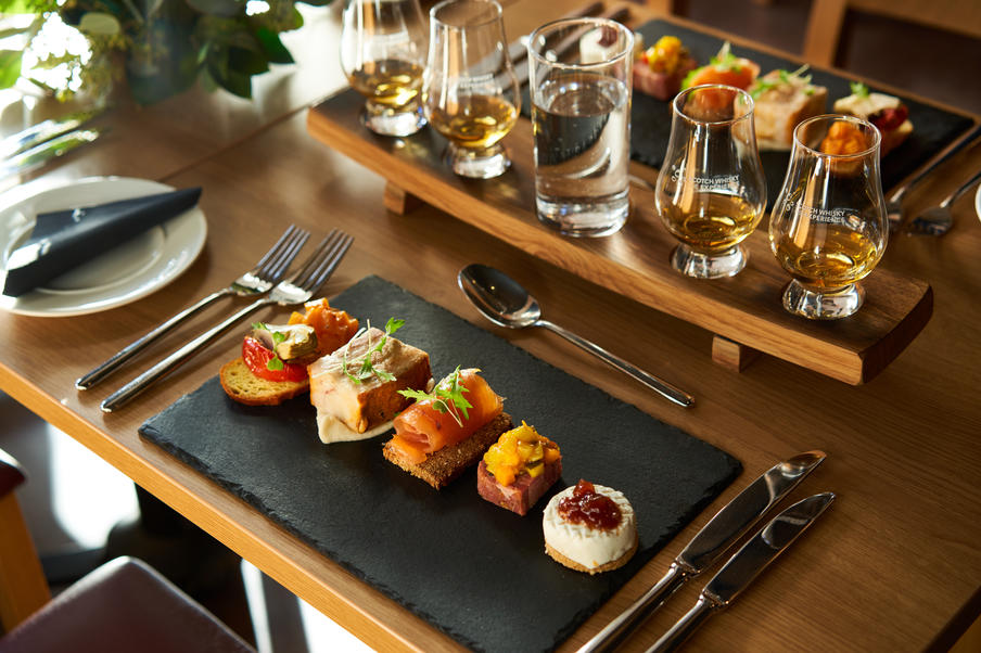 Photos of whiskies + canapes