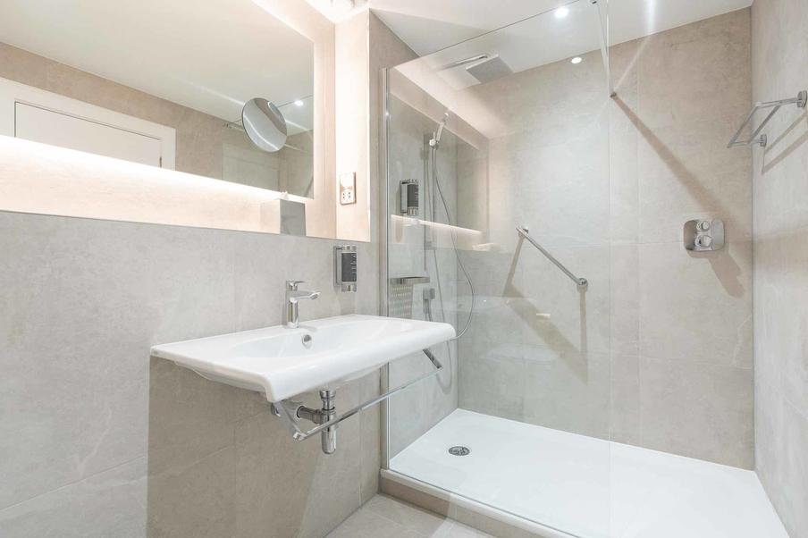PREMIER SUITES PLUS Edinburgh Fountain Court Bathroom with Shower